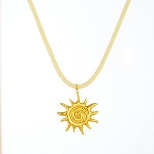 Pendentif soleil en acier inoxydable doré sur une chaîne en corde tissée beige