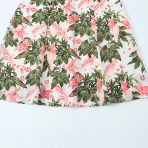 Robe fleurie française avec imprimés tropicaux perroquet et palmier sur mousseline ivoire