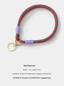 Detail eines roten geflochtenen Polyester-Schlüsselbands mit Goldhaken, 1.7cm breit