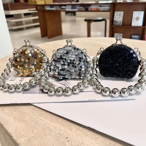 Drei Mini-Paillettenbörsen mit silbernen Perlengriffen in Gold, Silber und Schwarz