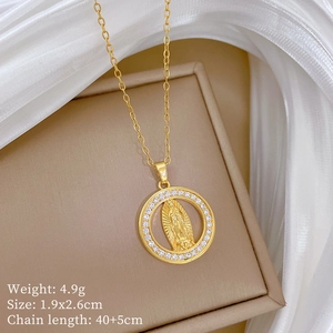 Macro view of gold portrait necklace with specs 4.9g 1.9x2.6cm and 40+5cm chain
