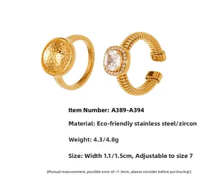 Détail de bague en zircon carré avec anneau torsadé et texture en acier inoxydable
