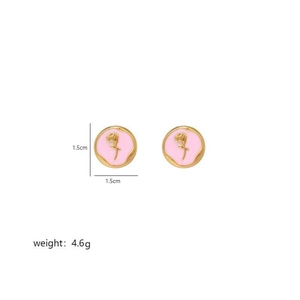 Détail de boucles d'oreilles fleurs en émail rose avec relief de rose dorée et taille