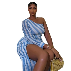 Schickes blau-weiß gestreiftes One-Shoulder-Maxikleid mit hohem Schlitz und Ärmeln