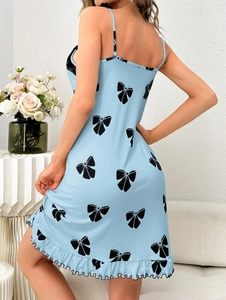 Détails de la chemise de nuit bleu clair avec imprimé nœuds noirs et bordure dentelle