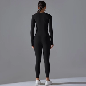 Vue arrière d'un ensemble de yoga noir extensible avec détails de coutures ergonomiques