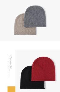 Vue détaillée de quatre bonnets en laine tricotés pour l'hiver aux couleurs variées