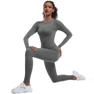 Dettaglio del body grigio senza cuciture a maniche lunghe in maglia a costine traspirante