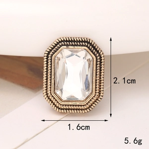 Dettaglio di una fibbia per scarpe vintage in oro con grande cristallo, 2,1cm x 1,6cm