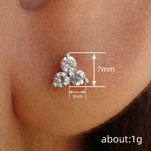 Boucles d'oreilles minimalistes en argent avec trois pierres rondes en forme de triangle