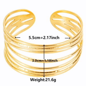 Detail view of 18k gold plated stainless steel cuff with 3cm width and dimensions
