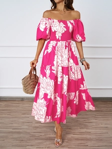 Détail de la robe florale élégante avec manches bouffantes et jupe à volants multicouche