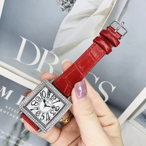 Primer plano detallado de reloj cuadrado con diamantes y correa de cuero de cocodrilo rojo