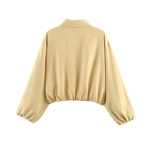 Vue arrière d'une veste courte beige avec col rabattu et ourlet élastique élégant