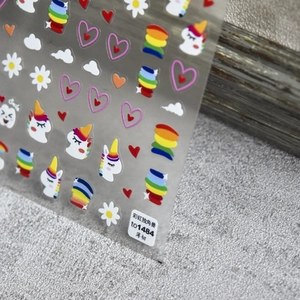 Dettaglio di adesivi per unghie unicorno e arcobaleno con trama sottile e flessibile