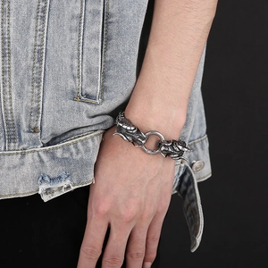 Bracelet tête de dragon argenté au poignet, bijoux hip hop pour hommes vue de style de vie