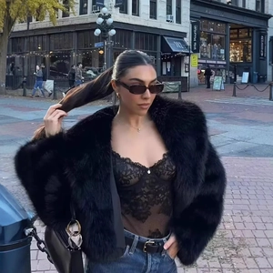 Veste chic en fausse fourrure noire pour femme avec une coupe courte et duveteuse style urbain