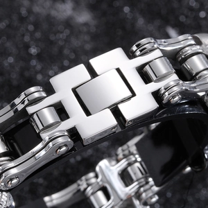 Makroaufnahme des polierten Totenkopf-Armbands aus Edelstahl mit schwarzem Silikonband