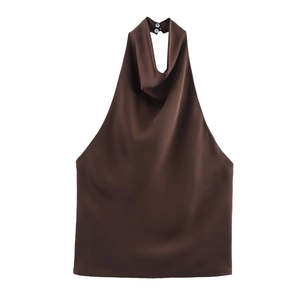Elegante top a lupetto in raso marrone scuro con scollo a cappuccio e texture setosa