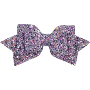 Gros plan sur une pince à cheveux nœud à paillettes violettes et argentées brillantes