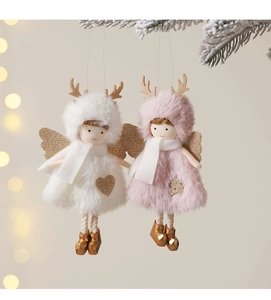 Détail d'anges de Noël en peluche avec bois suspendus sur une branche de sapin enneigée