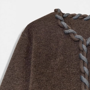 Gilet en maille épaisse marron foncé pour femme avec bordure tressée grise détaillée
