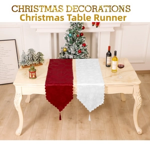 Detail eines Weihnachts-Tischläufers mit Schneeflocken-Jacquard, Wellenrand und Quasten