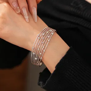 Bracelet jonc multicouche argenté minimaliste orné de perles métalliques texturées