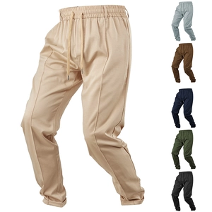 Dettaglio che mostra vari colori dei pantaloni casual da uomo con coulisse in twill
