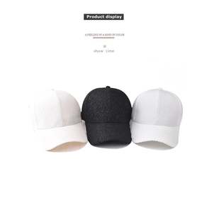 Dettaglio di cappellini da baseball strutturati in nero, bianco e beige con tessuto intrecciato