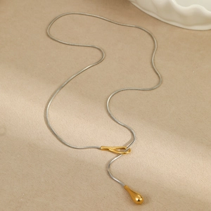Collier en Y minimaliste avec fermoir doré et pendentif goutte d'eau argenté