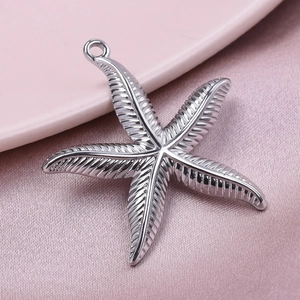 Vue macro d'un pendentif étoile de mer poli avec surface texturée et anneau de support