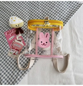 Détail du sac à dos transparent en PVC pour enfants avec patch lapin rose et zip jaune vif