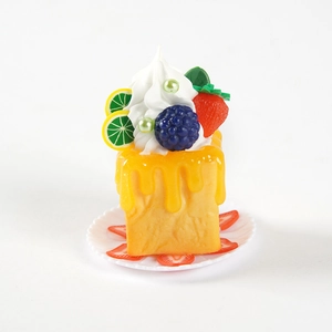 Miniatur-Honigtoast-Schlüsselanhänger mit Sahne und Beeren auf einem weißen Teller