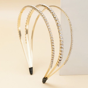 Détail du serre-tête doré à trois couches avec strass et embouts de protection