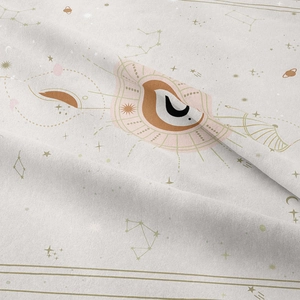 Vue détaillée du tissu de tapisserie bohème avec des motifs célestes de lune et soleil