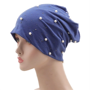 Bonnet en tricot bleu marine pour femme orné de perles blanches et clous argentés