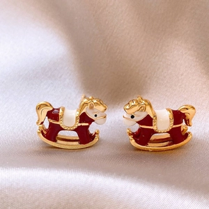 Boucles d'oreilles cheval à bascule en métal doré avec émail rouge et blanc raffiné