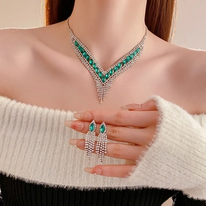 Detailaufnahme des eleganten Sets aus grünem Tropfen-Quasten-Halsband und Ohrringen