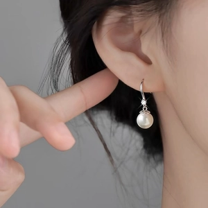 Boucles d'oreilles élégantes en argent S999 avec perle blanche ronde et pierre zircon