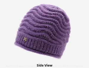 Dettaglio del cappello in maglia viola con trama ondulata e ciondolo a quadrifoglio