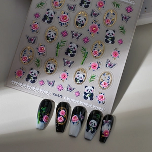 Detail von Panda- und Blumen-Nagelstickern mit geprägter 5D-Stickerei-Textur