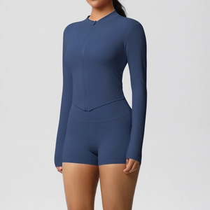 Detail of navy blue slim fit yoga set featuring thumbholes and V-cut hem on the jacket