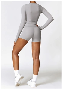 Détails de l'ensemble de yoga gris avec haut à manches longues et short de sport