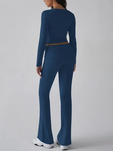 Vue arrière d'un ensemble en tricot bleu foncé avec haut à manches longues et pantalon évasé