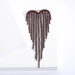 Spilla a cuore elegante con nappe a cascata in strass rosso scuro su metallo