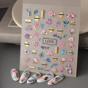 Detailansicht der 5D geprägten Nagelsticker mit Blumenmustern, Goldakzenten und 3D-Effekten