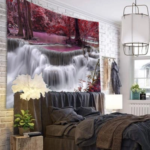 Detailaufnahme des Wandteppichs mit Digitaldruck von Herbstwald und Wasserfall-Motiv