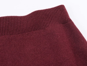 Gros plan sur la jupe en tricot bordeaux montrant la taille côtelée et la texture