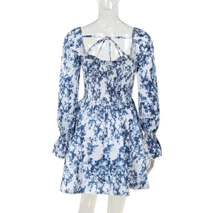 Vue détaillée du dos nu avec laçage et taille élastique sur robe à fleurs